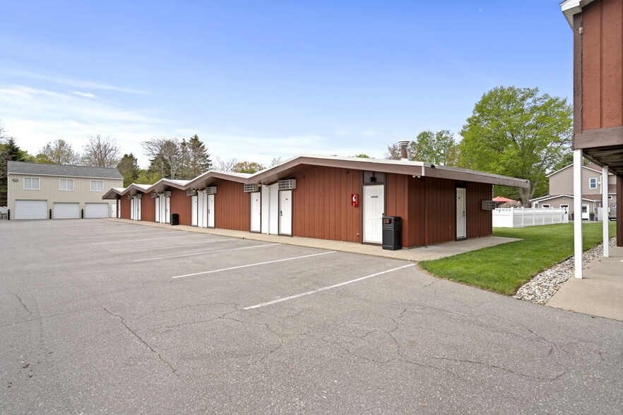 More Photos Of 612 N Lakeshore Dr, Ludington Hotel For Sale