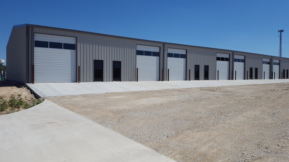 More Photos Of 5827 Acton Cir, Granbury Warehouse For Lease