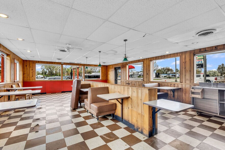 More Photos Of 2924 E Main St, Columbus Bar For Sale