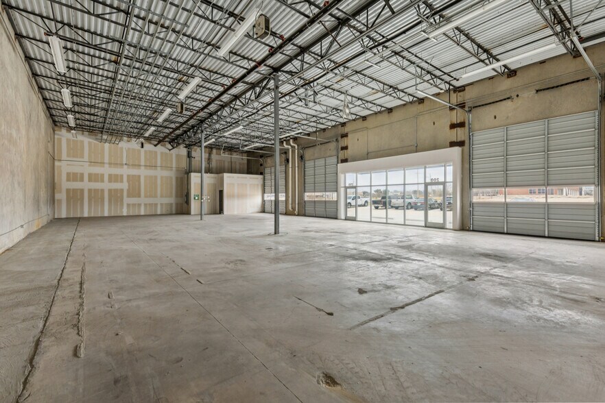 More Photos Of 550 W Round Grove Rd, Lewisville Showroom For Lease