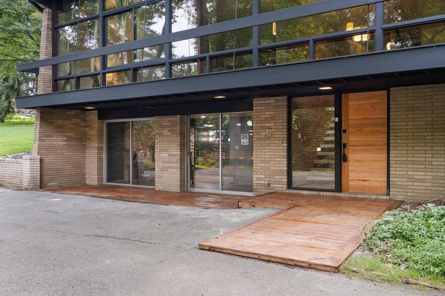 More Photos Of 176 Kingsview Dr, Weirton Showroom For Sale