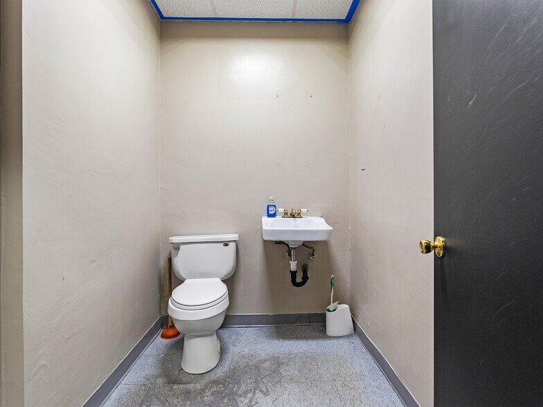 More Photos Of 10746 Magnolia Blvd, North Hollywood Medical For Sale