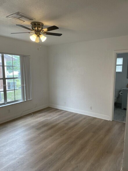 More Photos Of 1471 NW 22nd St, Fort Lauderdale Multifamily For Sale