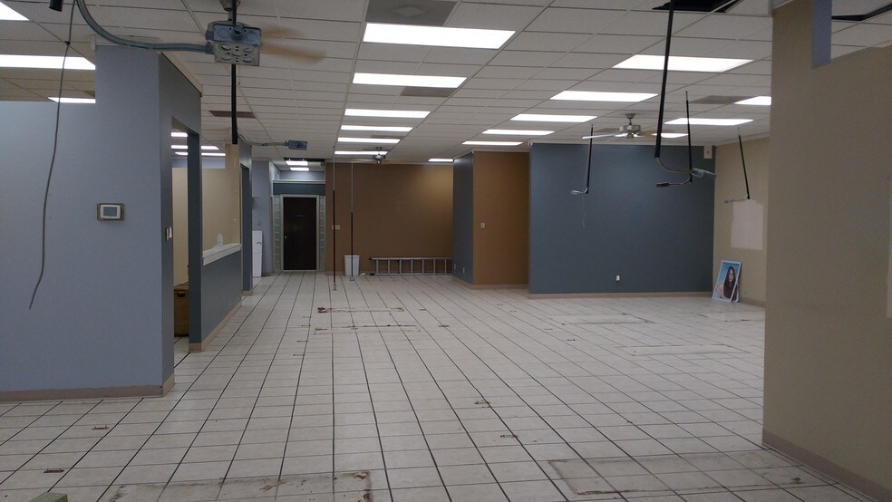 More Photos Of 3700-3708 N Woodlawn Blvd, Wichita Storefront Retail Office For Lease