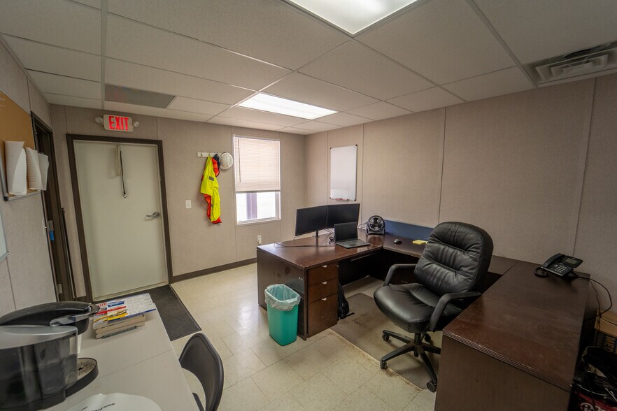 More Photos Of 236 Industrial Park Dr, Victoria Warehouse For Lease