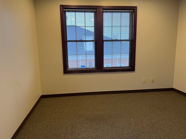More Photos Of 1620 W Oak St, Zionsville Office For Lease