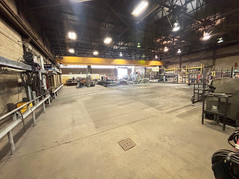 More Photos Of 26 Boul Hymus, Pointe-claire Warehouse For Lease