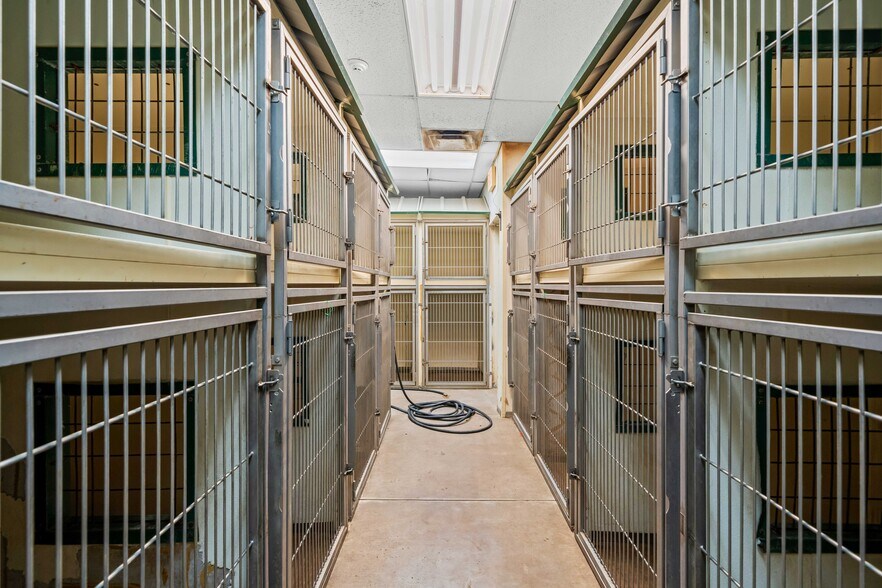 More Photos Of 7902 Slide Rd, Lubbock Veterinarian Kennel For Lease