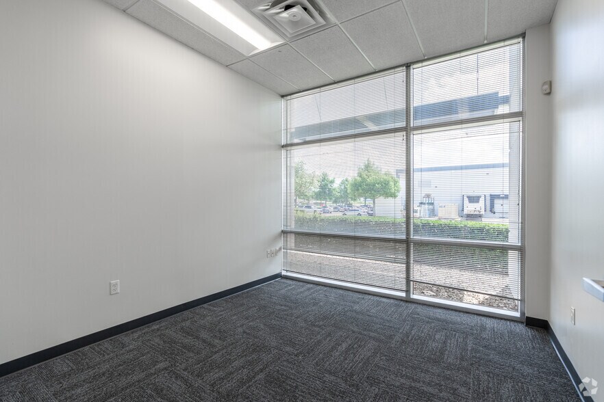 More Photos Of 15124 Grand River Rd, Fort Worth Distribution For Lease