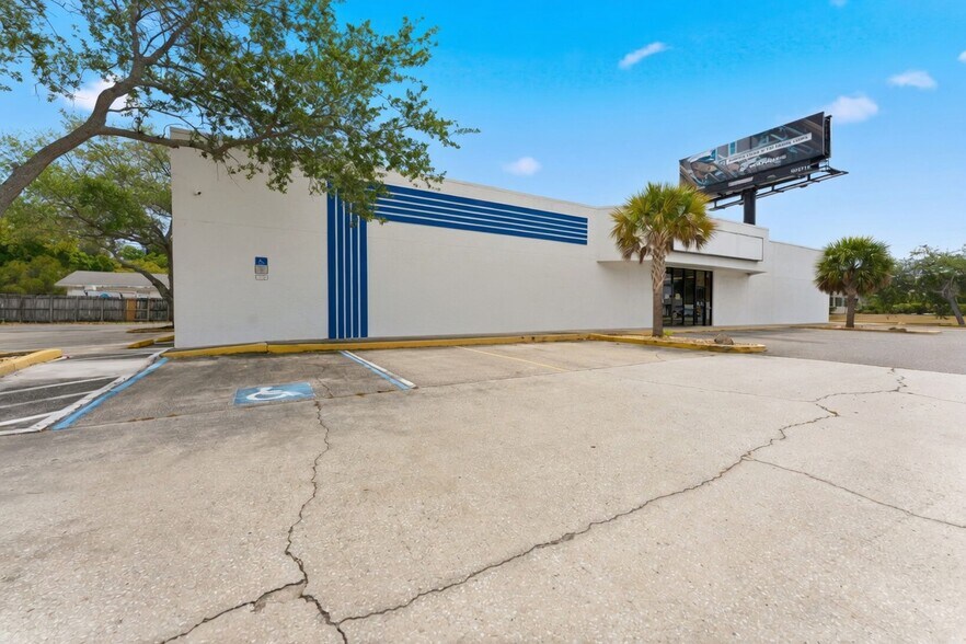 Primary Photo Of 4801 66th St N, Kenneth City General Retail For Sale