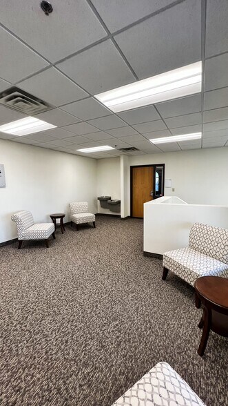 More Photos Of 2850 Cutters Grove Ave, Anoka Office For Lease