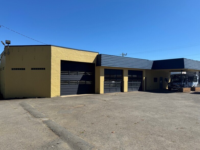 More Photos Of 112 Main St, Springfield Auto Repair For Lease