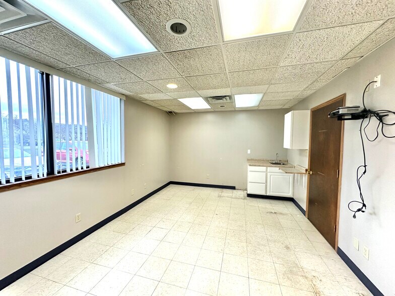 More Photos Of 100-120 E 90th Dr, Merrillville Office For Lease