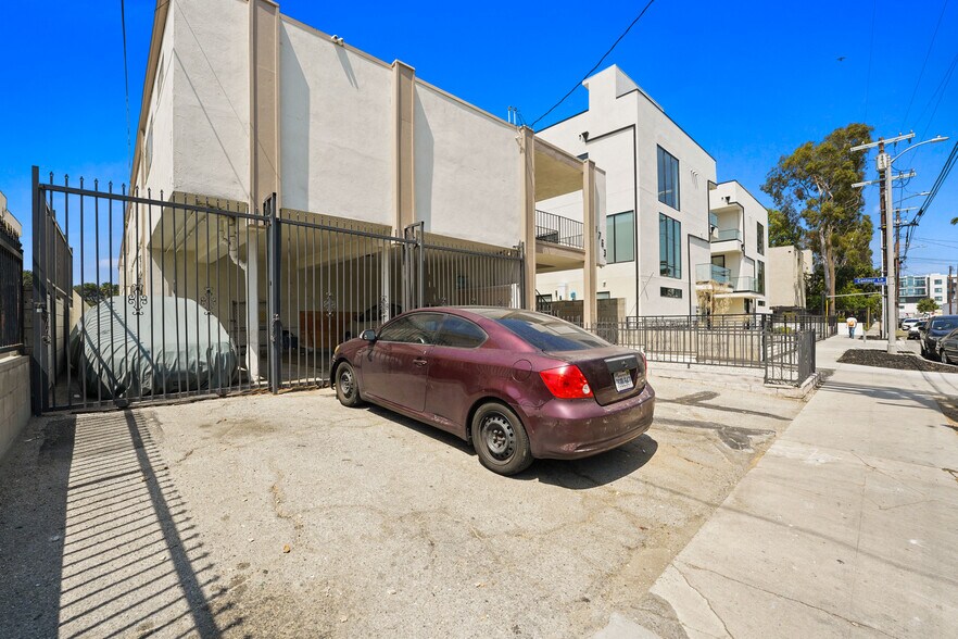More Photos Of 11763 Hamlin St, North Hollywood Multifamily For Sale