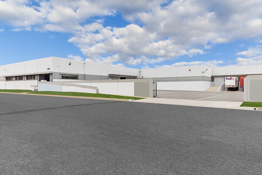 More Photos Of 2901 Tanager Ave, Commerce Warehouse For Lease