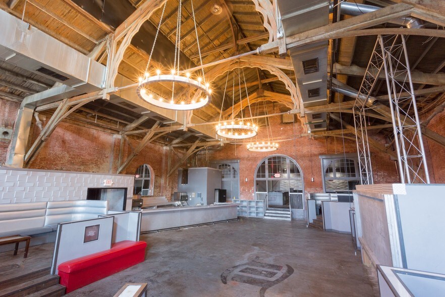 More Photos Of 3221-3225 Olive St, Saint Louis Bar For Lease