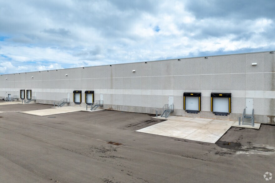 More Photos Of 89 Loyalist Trl, Oakville Warehouse For Lease