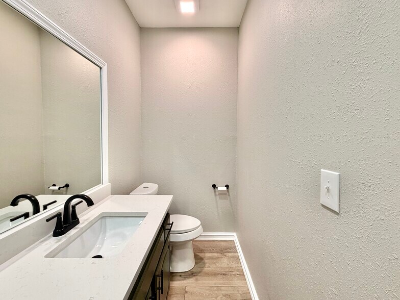 More Photos Of 1030 W Main St, Jenks Office For Sale