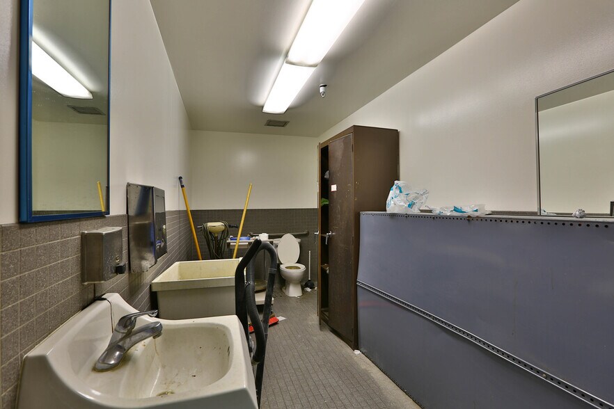 More Photos Of 118-122 Charcot Ave, San Jose Flex For Lease