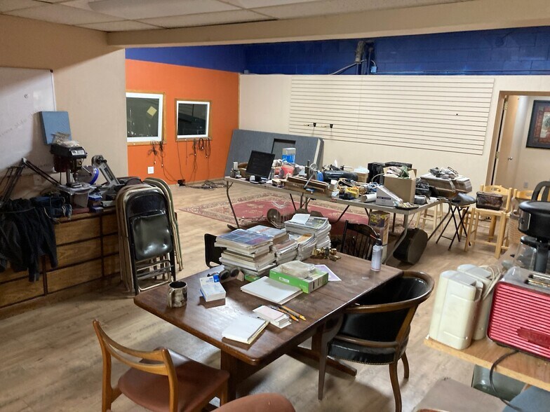 More Photos Of 9700-9710 S Humboldt Ave, Bloomington Warehouse For Lease
