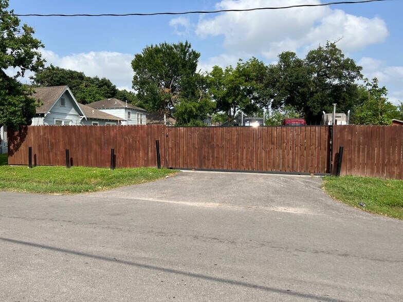 More Photos Of 5101 Canal St, Houston Flex For Lease