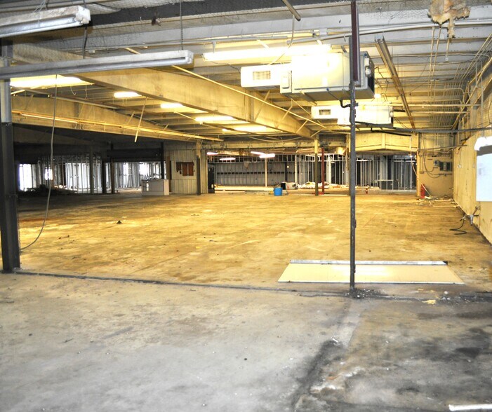 More Photos Of 1501 S Blue Bell Rd, Brenham Warehouse For Sale