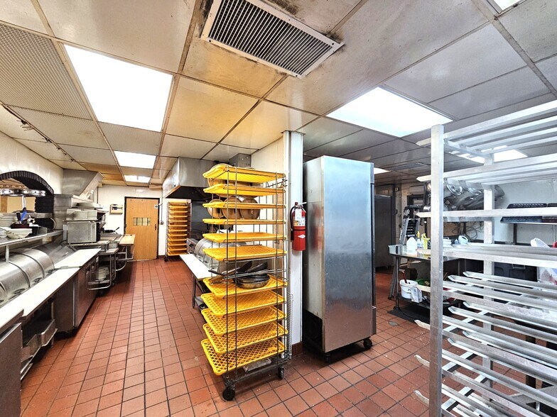 More Photos Of 1902 N Merrill Ave, Glendive Showroom For Sale