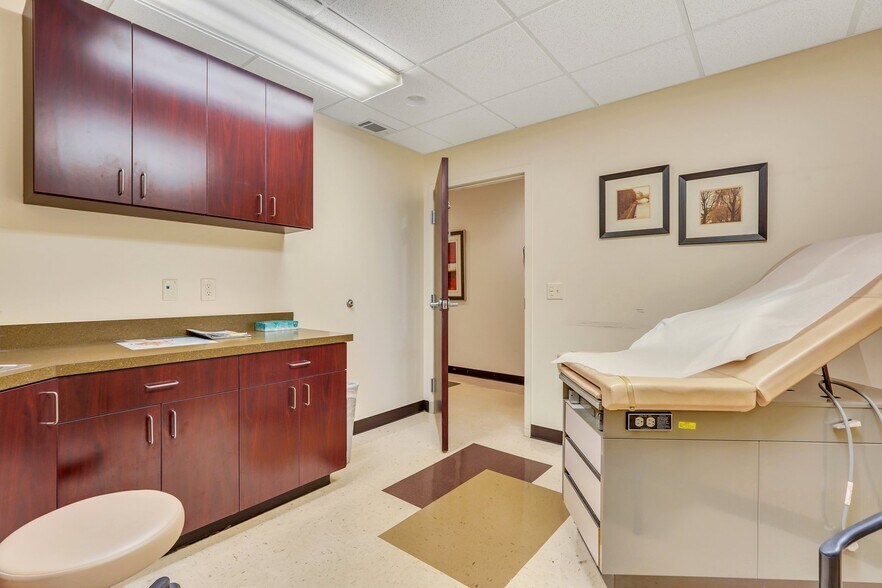 More Photos Of 11706 Mercy Blvd, Savannah Medical For Sale