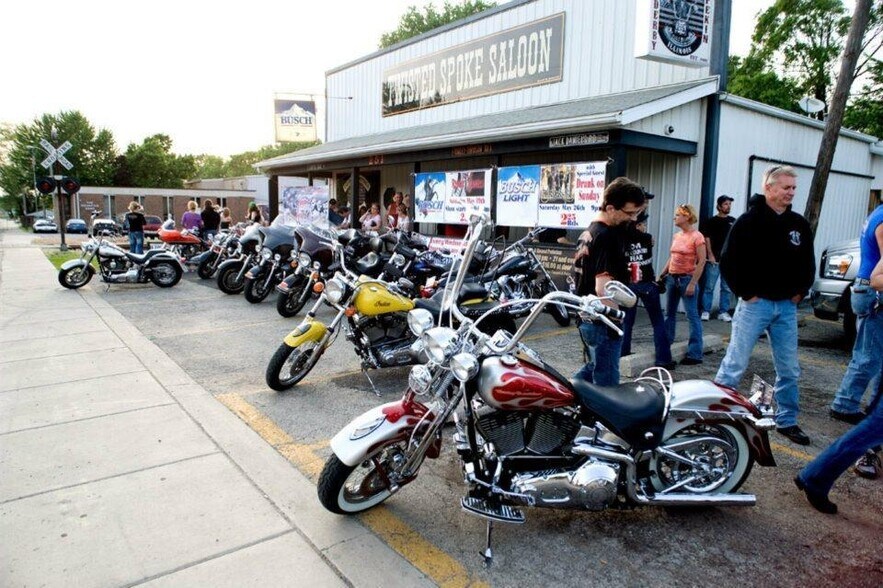 More Photos Of 251 Derby St, Pekin Bar For Lease