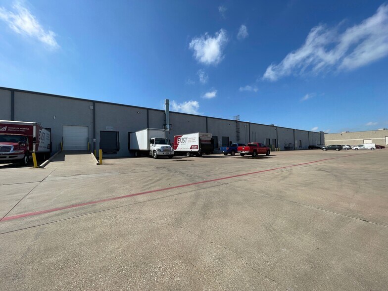 More Photos Of 8600 N Royal Ln, Irving Distribution For Lease