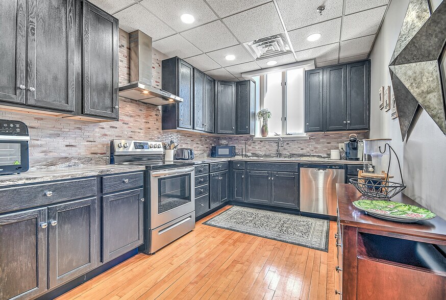 More Photos Of 220 Broad St, Kingsport Flex For Sale