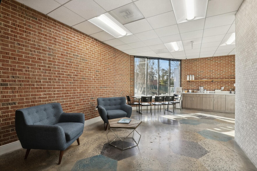 More Photos Of 1508 Moran Rd, Sterling Showroom For Sale