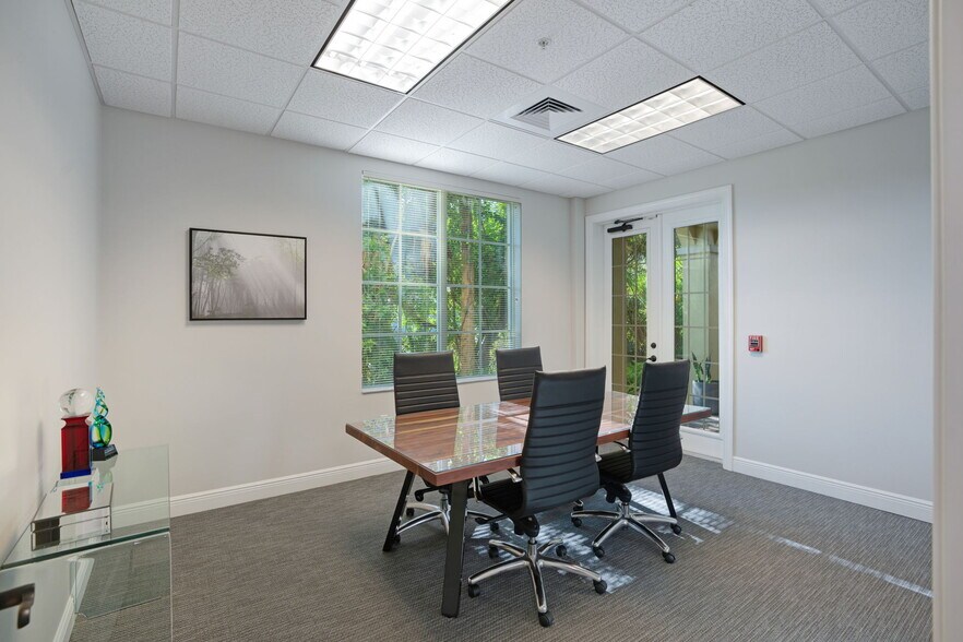 More Photos Of 2639 Fruitville Rd, Sarasota Office For Sale