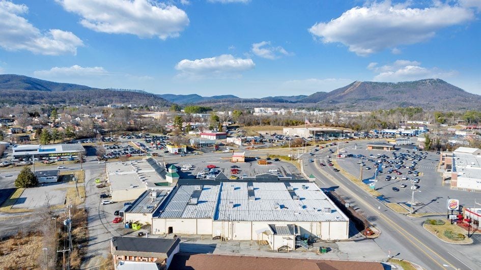 More Photos Of 7216 Williamson Rd, Hollins Unknown For Lease