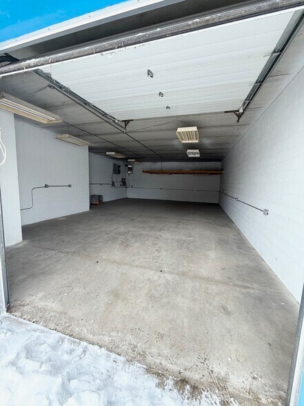 More Photos Of 1033 Pattullo Ave, Woodstock Industrial For Sale