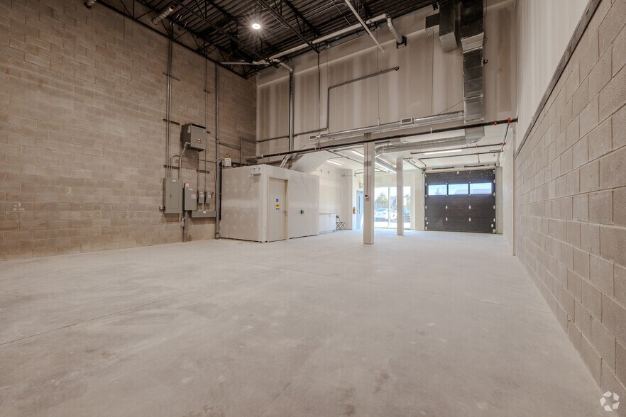 More Photos Of 585 Hanlon Creek Blvd, Guelph Showroom For Lease