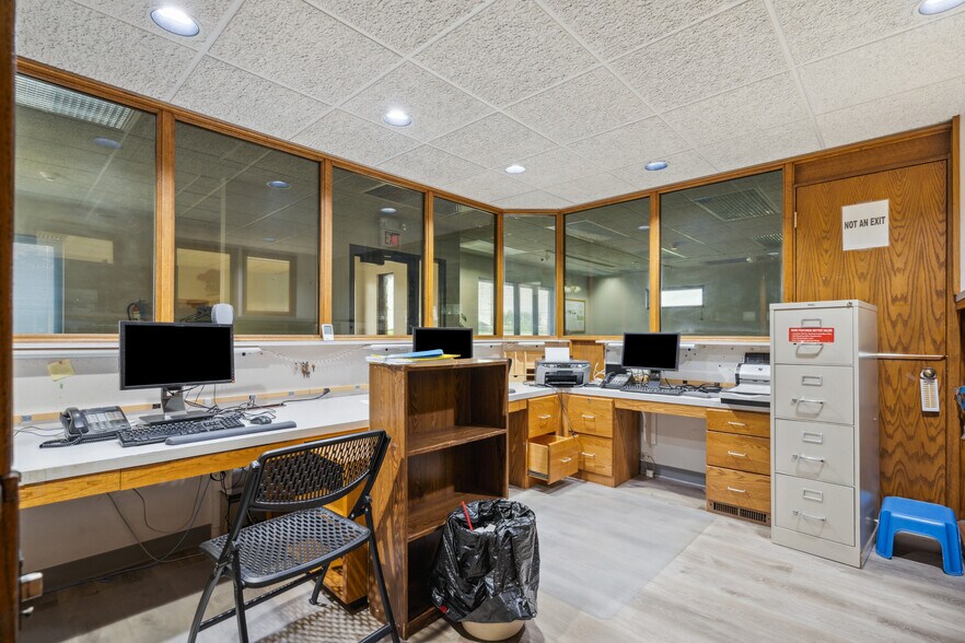 More Photos Of 305 E San Marnan Dr, Waterloo Medical For Sale