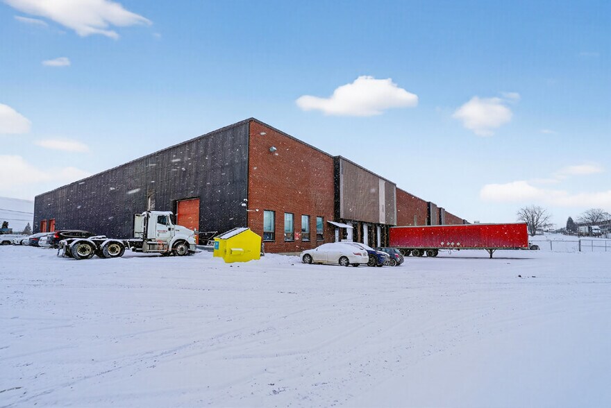 More Photos Of 2515-2525 Rue Lapierre, Montréal Warehouse For Lease