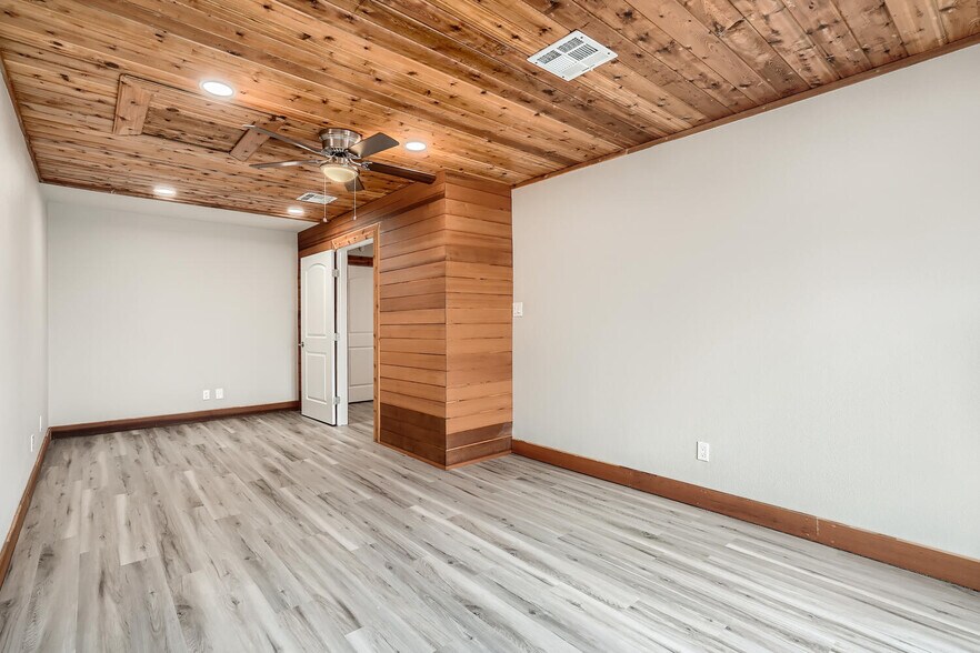 More Photos Of 11204 Bluff Bend Dr, Austin Light Manufacturing For Sale