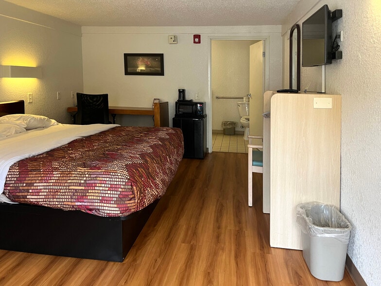 More Photos Of 282 North Ave, Washington Hotel For Sale