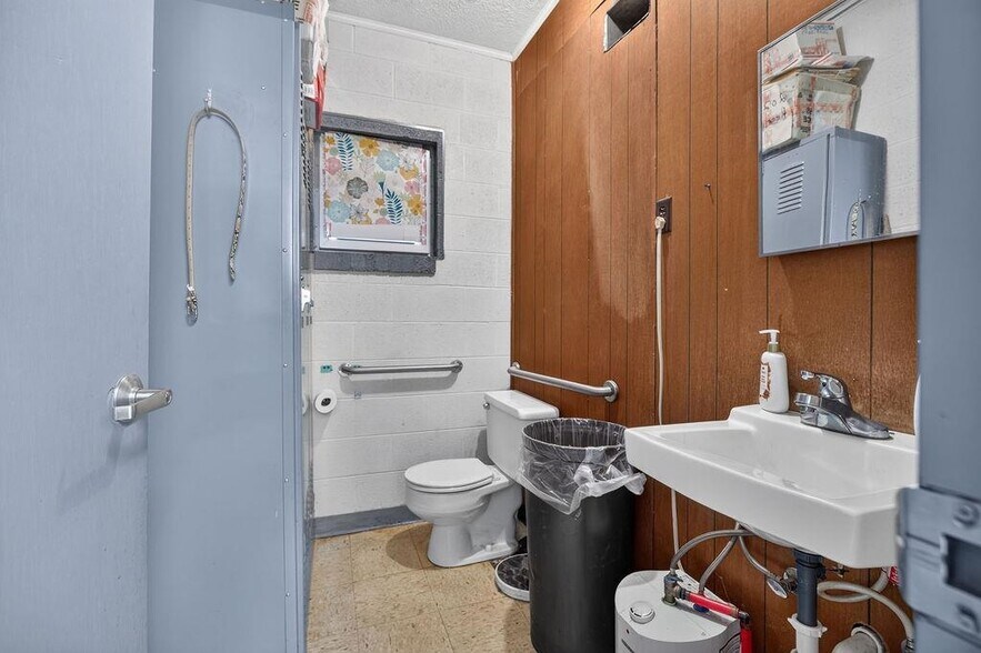 More Photos Of 555 MT Torrey Rd, Lyndhurst Post Office For Sale