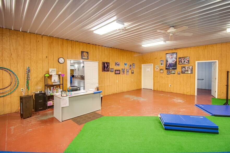 More Photos Of 22987 Cherry Ln, Jerseyville Storefront For Sale