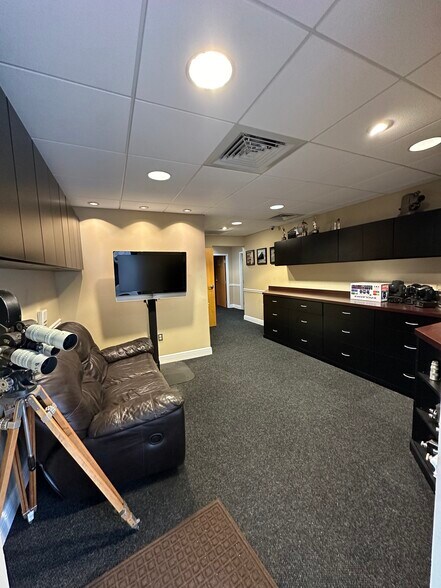 More Photos Of 6413 Pinecastle Blvd, Orlando Flex For Lease