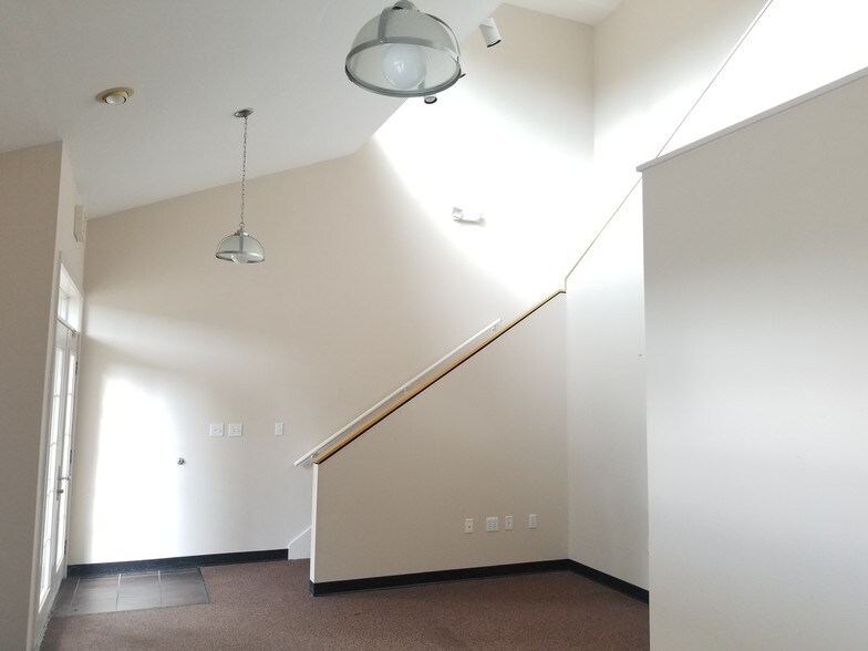 More Photos Of 124 E Miracle Strip Pky, Mary Esther Office For Lease