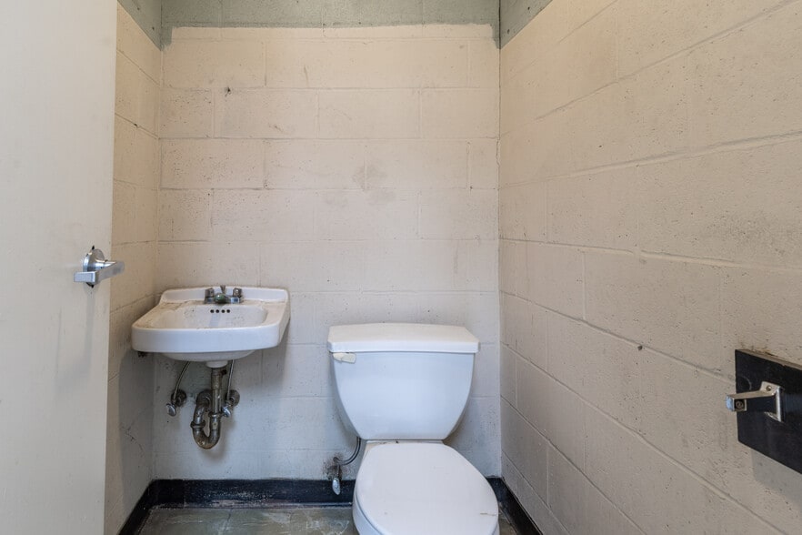 More Photos Of 76 Derry Rd, Hudson Unknown For Lease