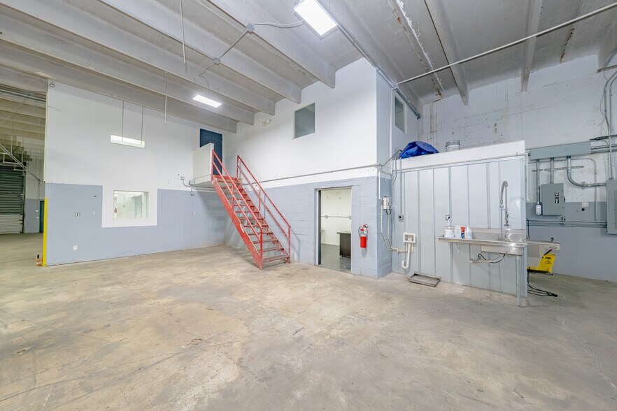 More Photos Of 2335-2337 NW 149th St, Opa Locka Warehouse For Lease