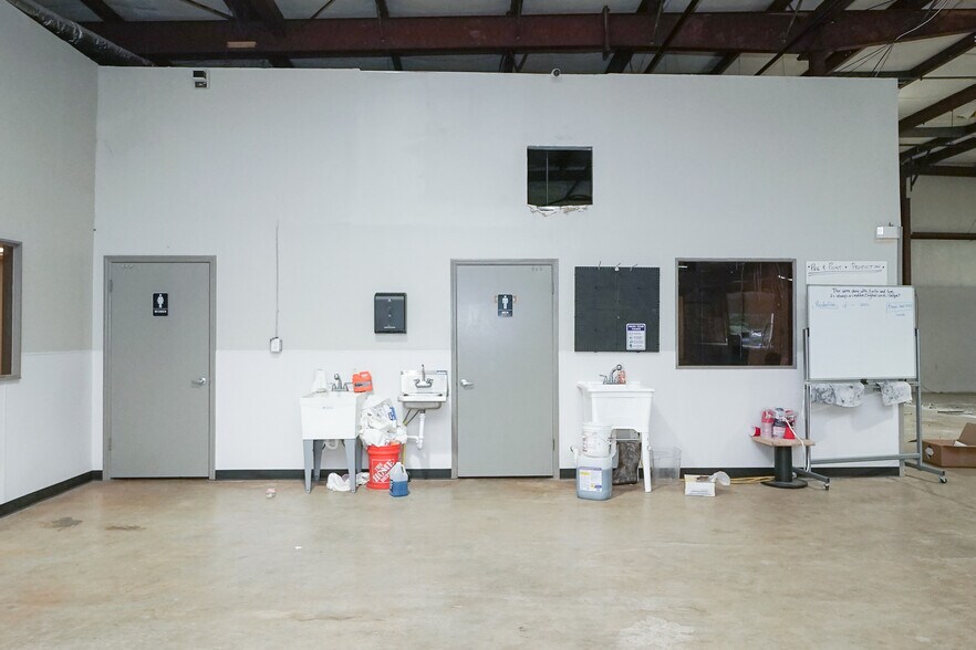 More Photos Of 360 Commerce Blvd, Bogart Distribution For Lease