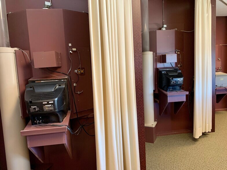 More Photos Of 139 Plaza Dr, Brandon Bank For Sale