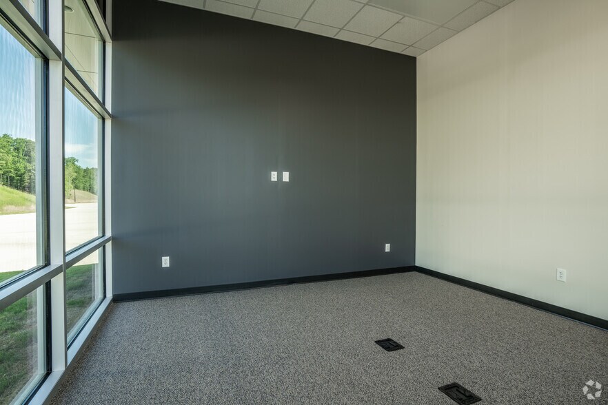 More Photos Of 151 Logistics Pky NE, White Distribution For Lease