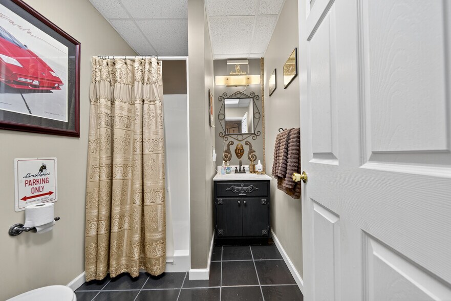 More Photos Of 109 7th Ave E, Springfield Flex For Sale